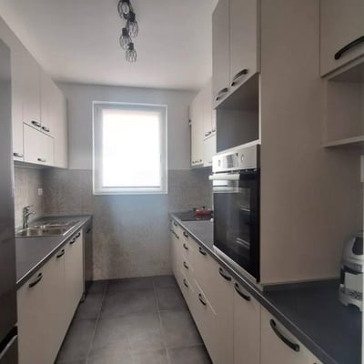 Alquiler de un nuevo piso de 3 habitaciones, 63 m², en el distrito de Vozdovac, Belgrado, Serbia